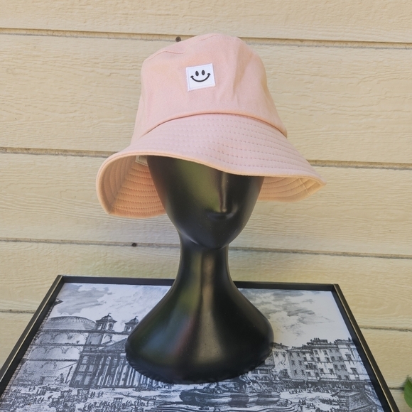 light pink bucket hat with smiley face - Picture 1 of 3